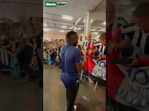 Le footballeur français @Allan Saint Maximin offre une montre Rolex à un fan 😍