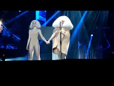 Anna Fialová jako Sia (koncert Tvoje tvář má známý hlas)