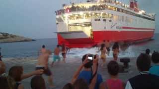 preview picture of video 'Σίκινος - Βουτιές στα απόνερα 16-8-2013'