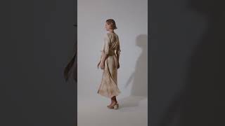 Vídeo Vestido Bege Longo Estampado Lez a Lez