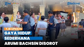 Disebut Ibu Pejabat Sederhana, Momen Arumi Bachsin Ajak Anak Jajan di Depan Rumah Tuai Pujian