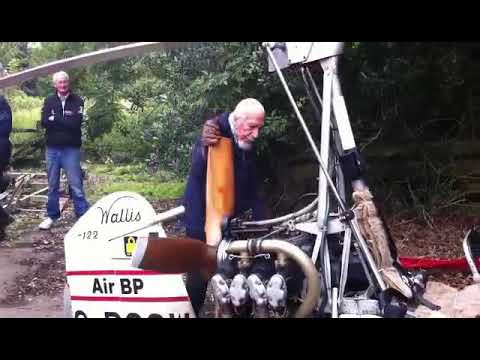 102 Year old Ken Wallis Flying Gyrocopter