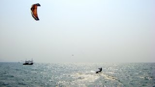 preview picture of video 'Jomtien Beach, Kitesurfing, Pattaya, Chomburi Province, Thailand, Asia'
