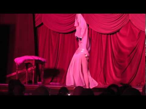 H Suzie Sequin [Σούζι Σίκουιν] παρουσιάζει το νούμερό της "Hoochie Coochie Girl" ["Κορίτσι χούτσι κούτσι", 2014] στο συγκρότημα εκδηλώσεων Winter Gardens του Blackpool [Μπλάκπουλ] της Αγγλίας. Ο χορός hoochie coochie, με καταγωγή στα μίνστρελ σόου και στην Παγκόσμια Έκθεση του Σικάγο του 1893, θεωρείται άμεσος πρόδρομος του χορού σε στύλο.