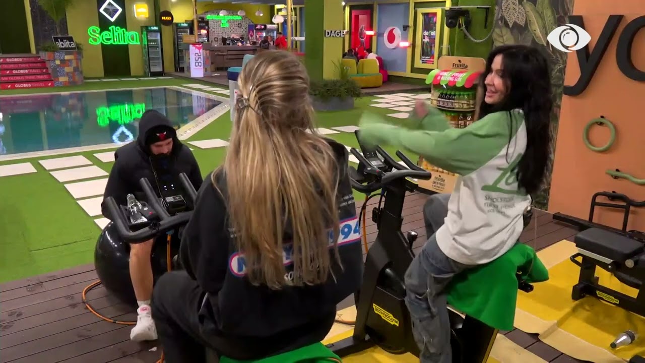 Prova në biçikletë, Arta dhe Vesa e kalojnë duke kënduar