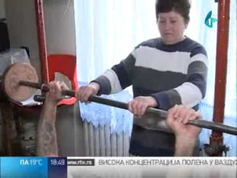 Deda bilduje, a baba ga kupa