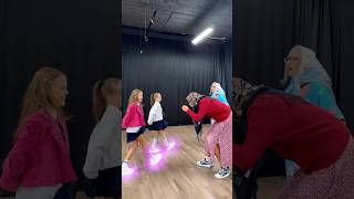 Шаффл Баттл 😎🔥 LITTLE GIRLS 👧 VS GRANDMOTHERS 👵 WHO WIN ? 🏆🤔 NEON MODE 😨