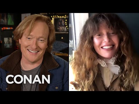 娜塔莎-里昂說出了三件讓她開心的事 - CONAN在TBS上的報道 (Natasha Lyonne Names Three Things That Make Her Happy - CONAN on TBS)