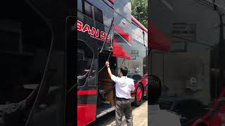 Bus Juragan 99 Double Decker kirim paket motor di redBus Lounge Surabaya menuju Jakarta
