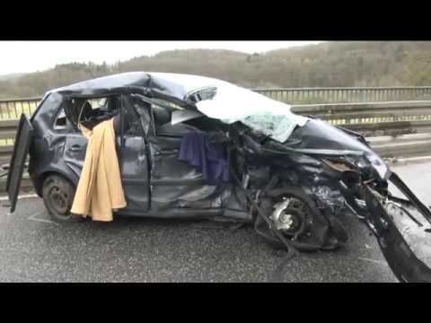 VW-Fahrerin stirbt auf B27