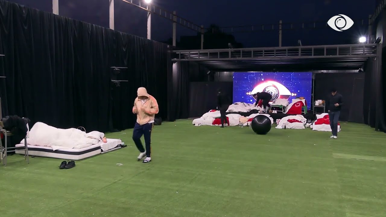 Këndon gjeli/ Banorët zgjohen dhe vrapojnë për të çuar vezët Ovvital