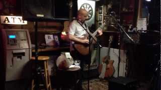 Tony Furtado plays an Open Mic at a bar 01