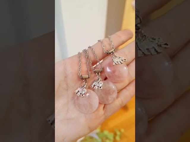 Vídeo relacionado con PURAJA Colgante de Piedra Natural Collar de Cristal con Colgante de Donut y Cordón Exclusivo | Piedra Curativa/Piedra de la Suerte de Minerales (Cuarzo rosa)