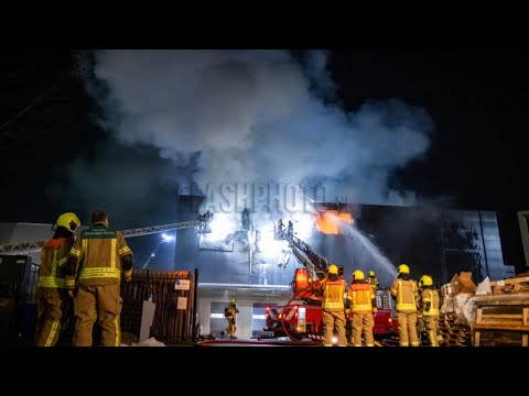 Flinke rookwolken bij grote industriebrand - Van Hennaertweg Alblasserdam