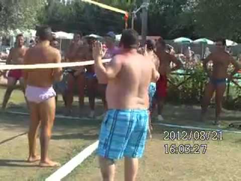 piscina gloria village partita di palla a volo