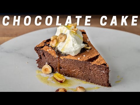 Super Easy Flourless Chocolate Cake (SOO Fudgy!)