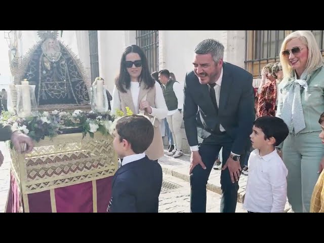 Vídeo relacionado con RegalosDeBodaOnline Figura Semana Santa Personalizada nazareno con niño en Brazos
