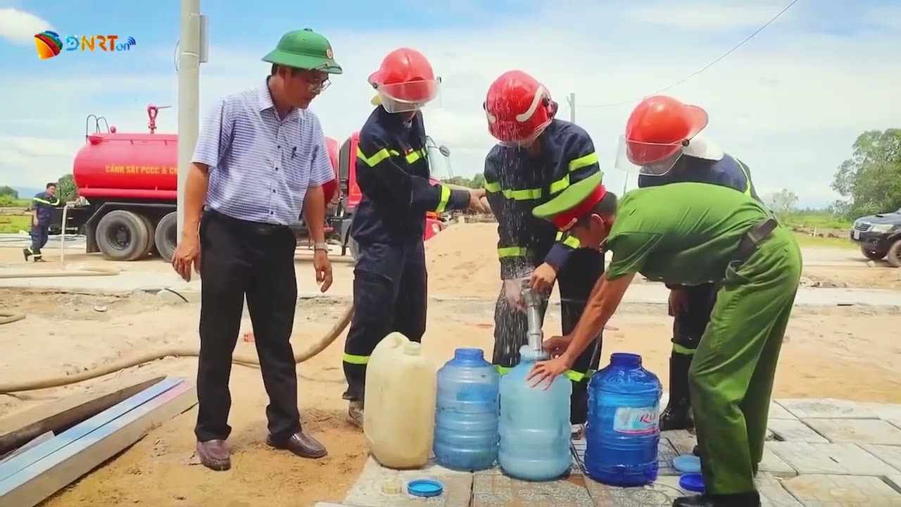 CẢNH SÁT CHỞ NƯỚC SẠCH HỖ TRỢ 300 NGƯỜI DÂN VÙNG TÁI ĐỊNH CƯ