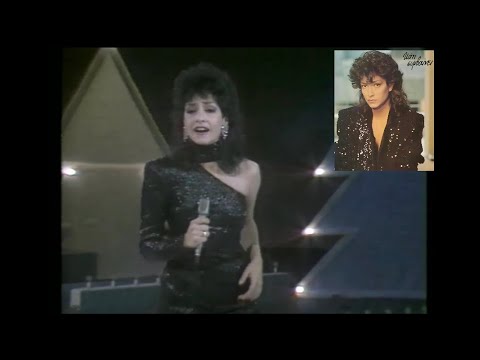 Η Άννα Βίσση ερμηνεύει το «Δώδεκα» (1985), σε μουσική Νίκου Καρβέλα και στίχους του ίδιου και του Φίλιππου Νικολάου. Στο ρεφραίν η στηθική ποιότητα διατηρείται σε πολύ υψηλές νότες. Είναι ένα από τα πιο χαρακτηριστικά παραδείγματα στηθοφωνητικής προβολής στην ελληνική δισκογραφία.