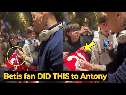 Antony signs Man United jersey for Betis fan… then gets a RED CARD against Getafe last night! 👀🔥