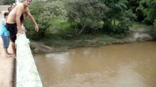 preview picture of video 'Mergulho da ponte ponte Melo Viana em Cachoeira de Minas-MG'