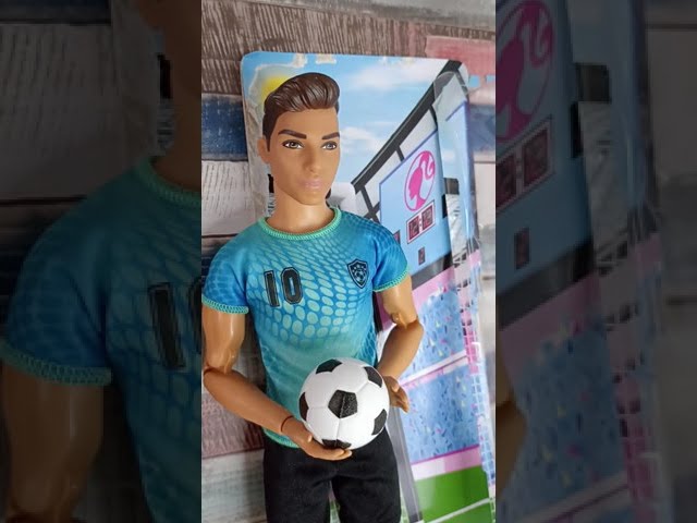 Vídeo relacionado con Barbie Profesiones Ken Futbolista Camiseta Azul Muñeco con Uniforme de fútbol y balón, Juguete +3 años (Mattel HCN15)