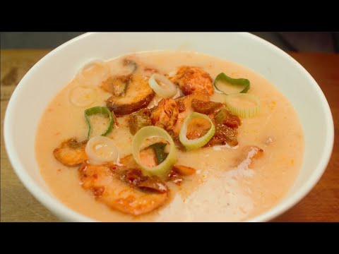 Rice soup with chicken, curry and lots of vegetables, delicious and simply cooked Indian soup