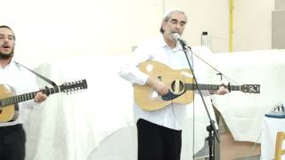 Shlomo Carlebach "Mimkomcha" Benyamin Steinberg 2014 ממקומך (הזמר והיוצר בנימין שטיינברג) - התמונה מוצגת ישירות מתוך אתר האינטרנט יוטיוב. זכויות היוצרים בתמונה שייכות ליוצרה. קישור קרדיט למקור התוכן נמצא בתוך דף הסרטון