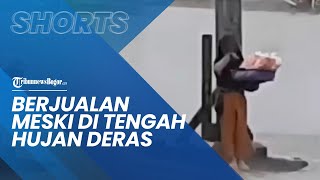 Viral Perjuangan Anak Kecil Jualan Camilan di Tengah Hujan Deras, Tetap Teguh Mencari Nafkah