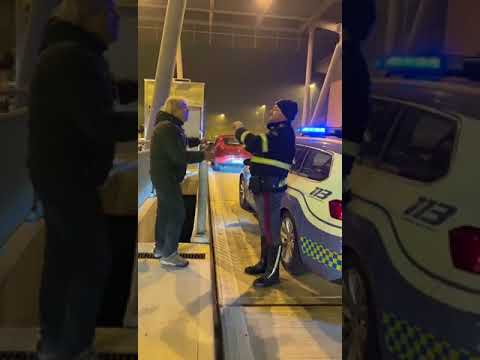 LO BECCANO ALLA GUIDA UBRIACO MARCIO E GLI SEQUESTRANO IL MEZZO, MA LUI HA ANCHE DA RIDIRE!!