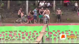 Download lagu Ngakak! Lomba naik sepeda di atas sungai pake jembatan papan. mp3