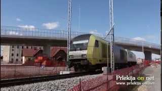 Vlak pelje pod nadvozom v Ljutomeru