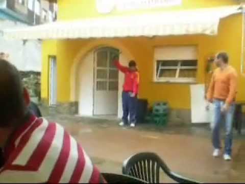 Veteranos CP Montehermoso. Jose Angel escanciando sidra.