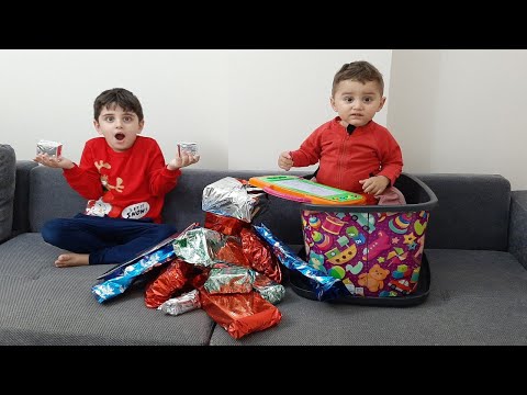 Efe oyuncaklarla dolu hediye kutusu açtı. وصل صندوق المفاجآت المليء بالألعاب العملاقة إلى EFE