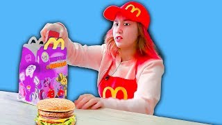 Света и Богдан играют в кафе и гигантcкий хеппи мил // Луномосик