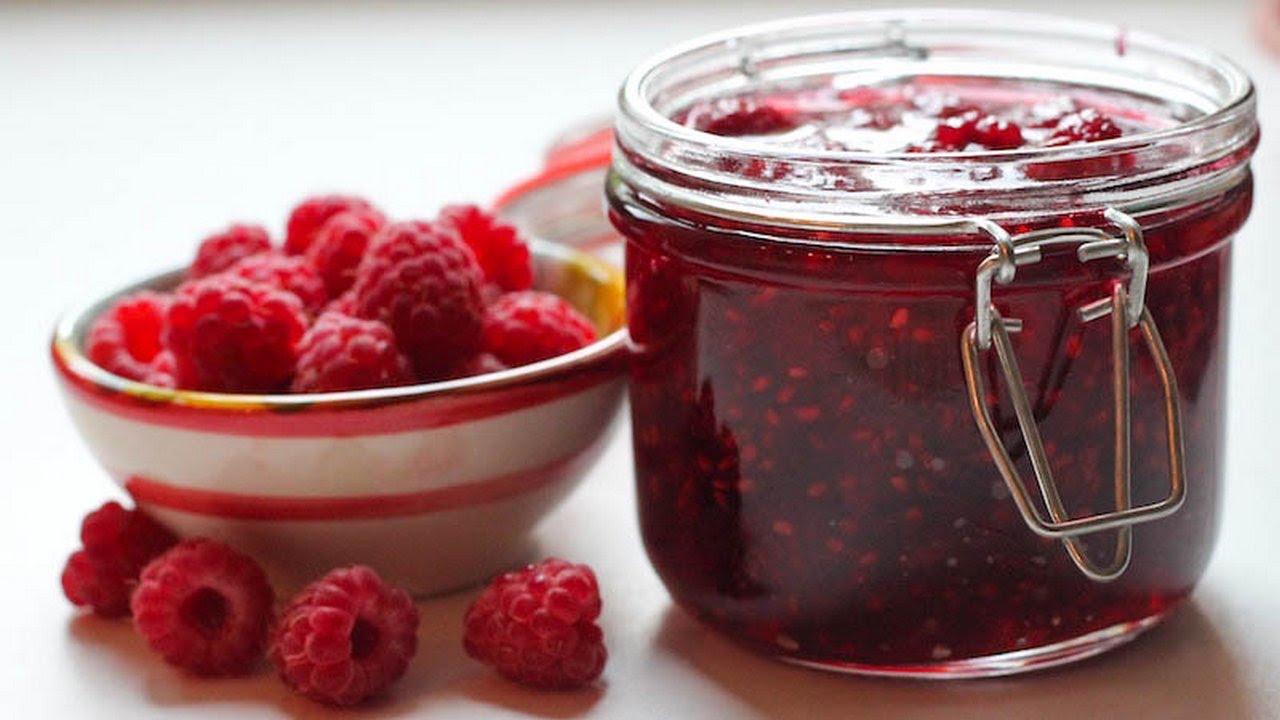 Варенье из малины. Пустая банка с вишневым вареньем. Варенье оно или он. Варенье из питахайи. Ягодные джемы.