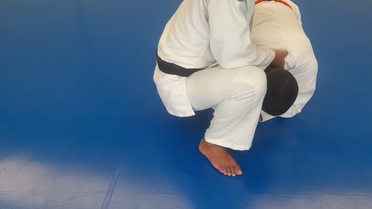 Esta finalização foi proibida no Judô mas aqui está uma opção válida