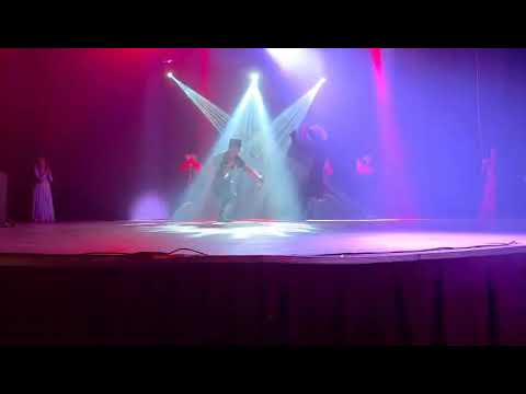 Hayat Boyu Öğrenme Haftası Şenliği, kapsamında sahne alan Halk Oyunları Gösterisi