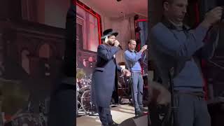 זאנוויל ויינברגר עם מקהלת מלכות ותזמורת של בני לאופר