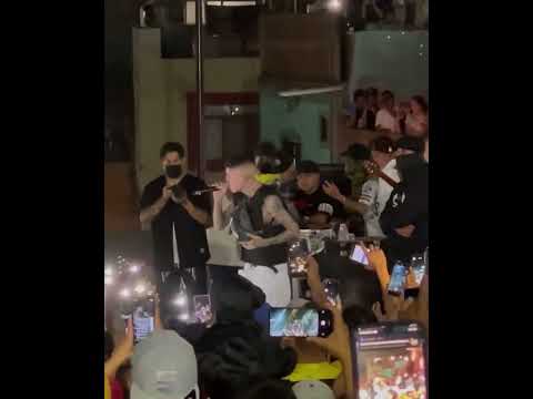 Santa Fe Klan canta “Debo Entender” desde su Barrio