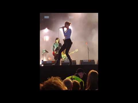 Warpaint Roskilde festival 2017. Emily Kokal sexy dancing.