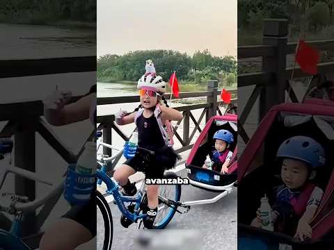 La niña conduce la bicicleta como toda una profesional?