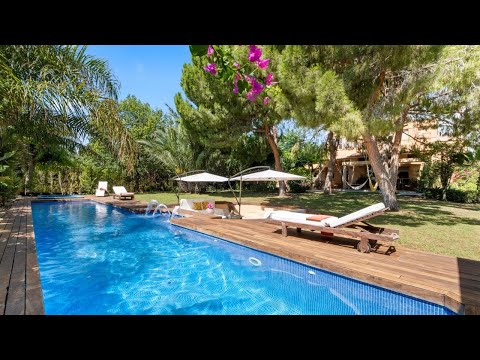 Single-family villa,  with a large garden and private pool in Villafranquesa I Alicante