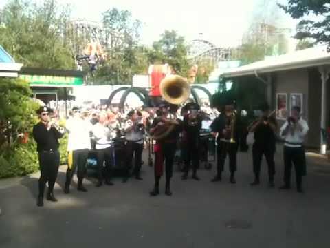 Bond-medley med Liseberg marching band