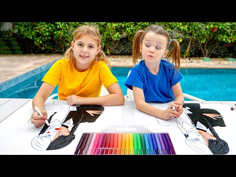 يقوم خمسة أطفال بنسخ بعضهم البعض أثناء ممارسة الألعاب