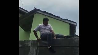 Download lagu Siswa Bolos Sekolah Lompat Pagar Lucu mp3