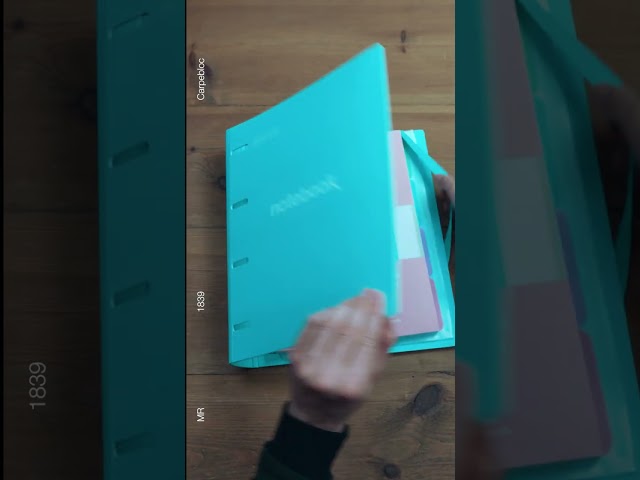 Vídeo relacionado con Miquelrius - Carpebloc de plástico polyfoam, Carpeta anillas A4, Incluye un recambio de 100 hojas cuadriculadas + 4 separadores + 1 sobre de polipropileno, Archivador 4 anillas, Cierre de goma