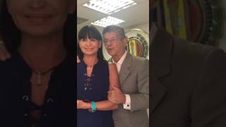 El besote que le estampó Henry Ramos Allup a Ivette Dominguez