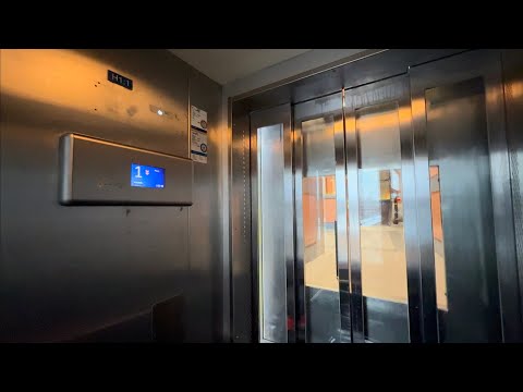 1987 DEVE (mod.) Hydraulic Elevator @ Stockholm Centralstation, Stockholm, Sweden.