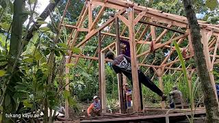 Download lagu Tetangga mendirikan rumah kayu rumah desa - kontruksi rumah tahan gempa mp3